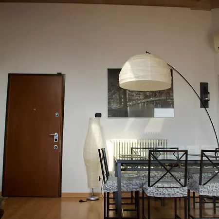 아파트 Stupenda Mansarda Con Balcone