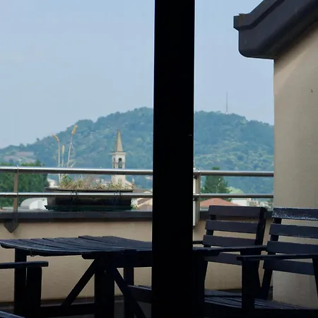 Stupenda Mansarda Con Balcone 아파트 *